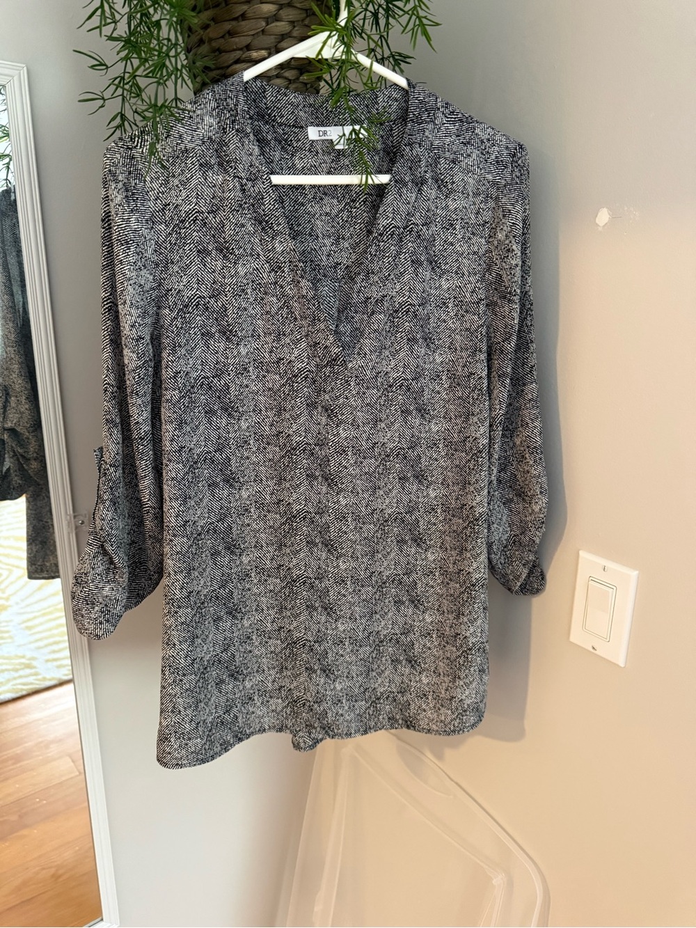 DR2 Black & White V-Neck Tunic Blouse